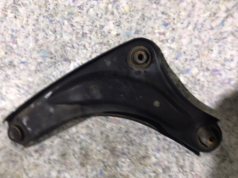 Рычаг передней подвески нижний правый LEAF 10-17