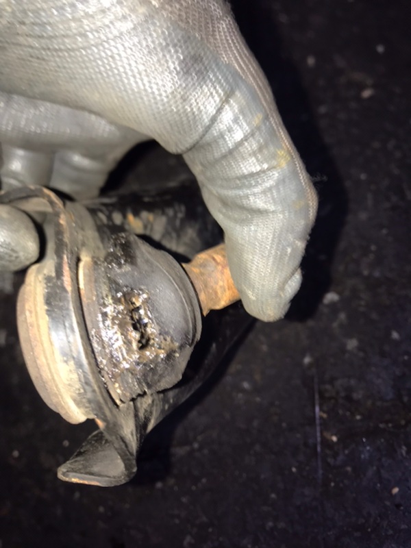 Рычаг передней подвески нижний правый LEAF 10-17