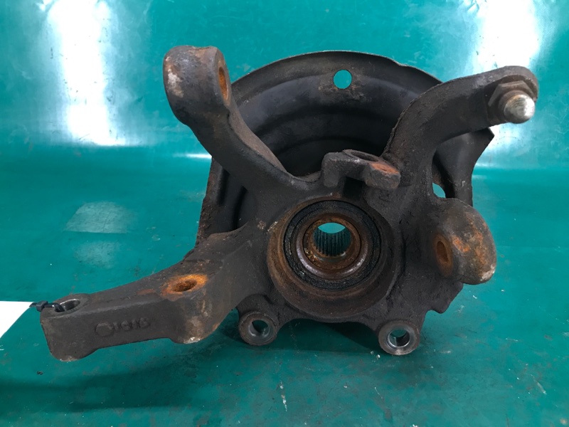 Кулак поворотный передний правый NISSAN X-TRAIL T30 01-07 40014-8H300 Б/У