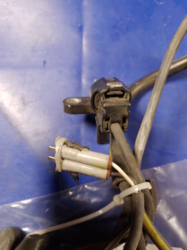 Датчик ABS передний правый GX470 02-09