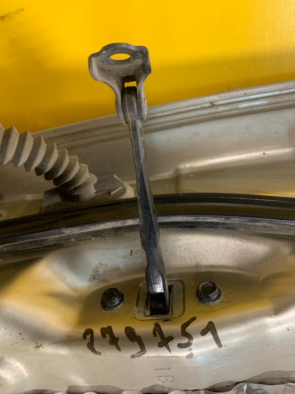 Ограничитель двери задний правый NISSAN MURANO Z50 02-07 80430-CA010 Б/У