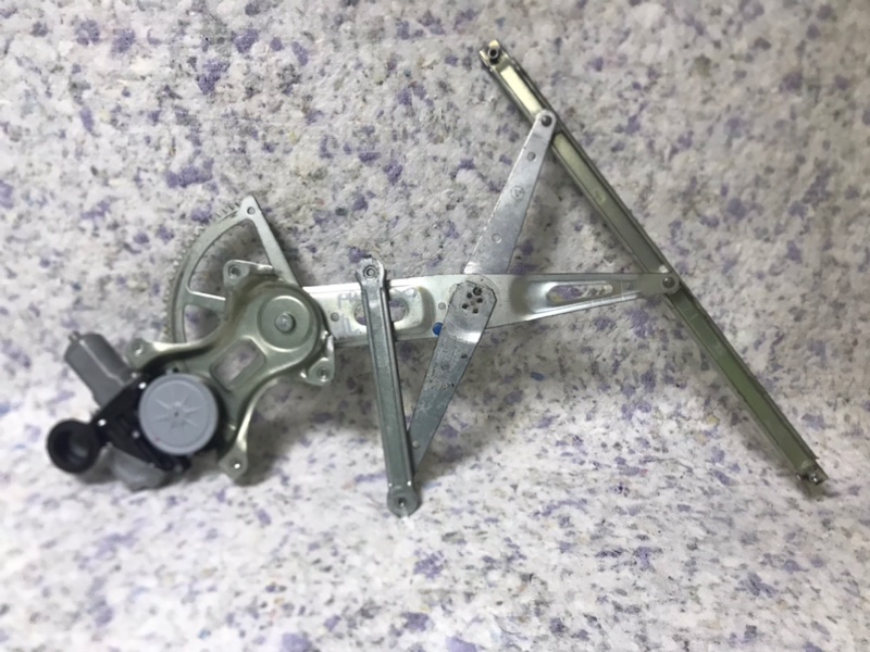 Стеклоподъемник задний правый TOYOTA PRIUS - 30 09-17 69801-52070 Б/У