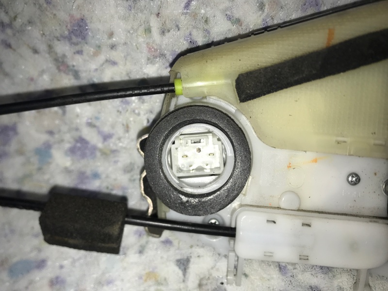 Замок двери задний правый TOYOTA PRIUS - 30 09-17 Замок двери задний правый TOYOTA PRIUS - 30 09-17