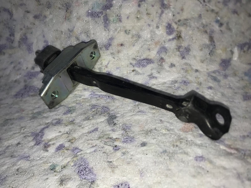 Ограничитель двери передний левый TOYOTA PRIUS - 30 09-17 68610-47021 Б/У