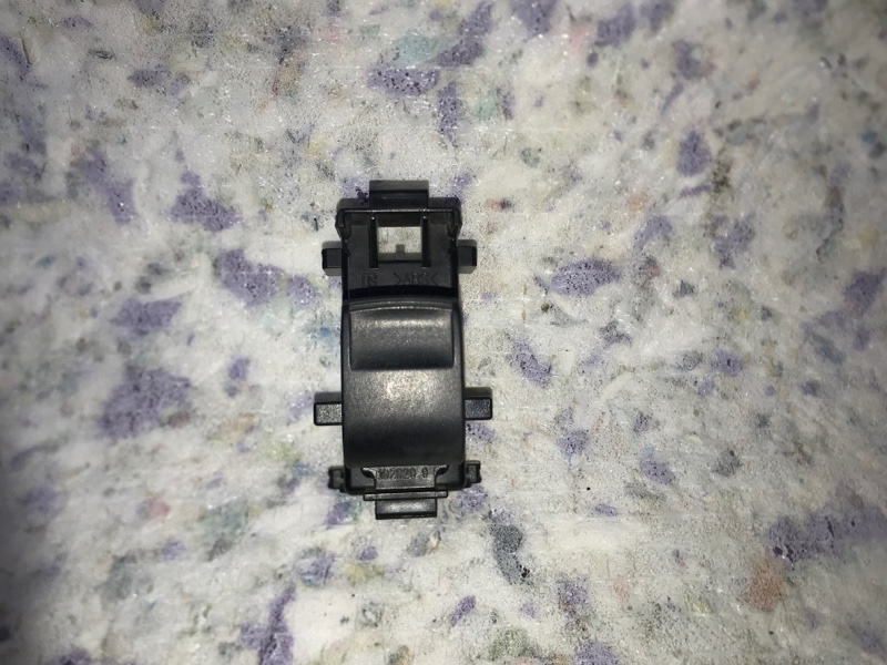 Кнопка стеклоподъемника задняя правая TOYOTA PRIUS C/AQUA 11-14 84810-52030 Б/У