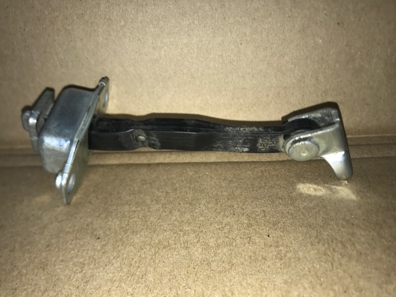 Ограничитель двери задний правый TOYOTA PRIUS C/AQUA 11-14 68630-52130 Б/У