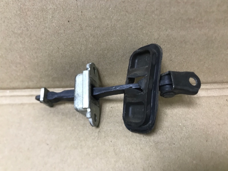 Ограничитель двери задний правый NISSAN QASHQAI 07-14 80430-JD000 Б/У