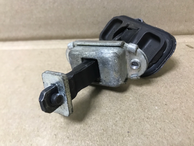 Ограничитель двери задний правый QASHQAI 07-14