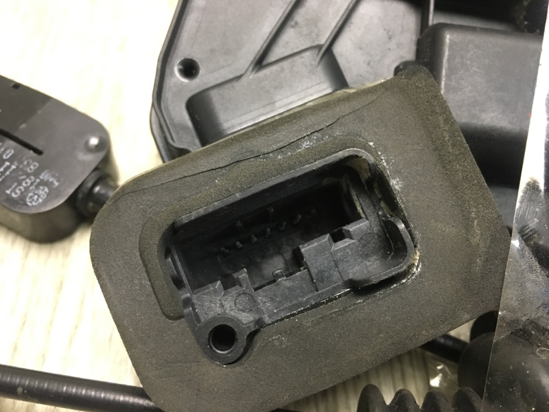 Замок двери задний правый JETTA USA 10-17 2011 Седан CBTA 2.5L