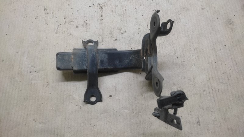 Кронштейн крепления компрессора пневмоподвески LS430 00-06