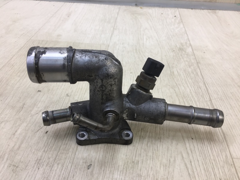 Фланец системы охлаждения HYUNDAI ELANTRA MD 10-15 2012 MD 1.8 G4NB 256002E000 Б/У