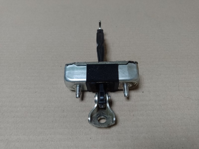 Ограничитель двери задний левый TOYOTA COROLLA 150 06-13 68630-02160 Б/У