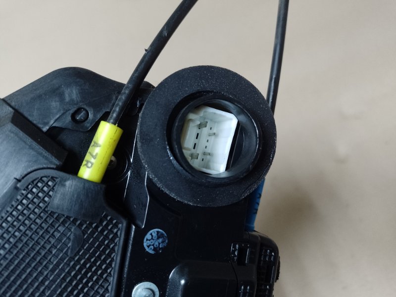 Замок двери задний левый TOYOTA PRIUS C/AQUA 11-14 Замок двери задний левый TOYOTA PRIUS C/AQUA 11-14