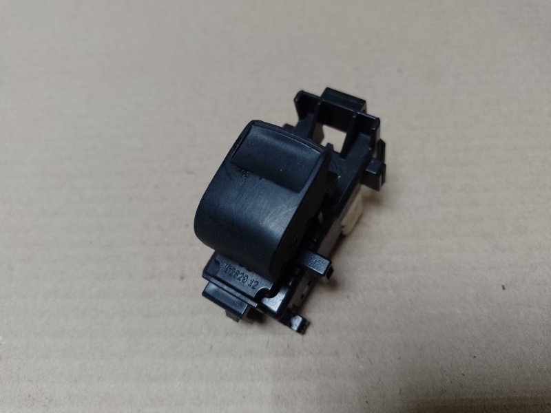 Кнопка стеклоподъемника задняя левая TOYOTA PRIUS C/AQUA 11-14 84810-52030 Б/У