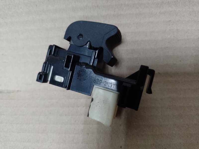 Кнопка стеклоподъемника задняя левая PRIUS C/AQUA 11-14