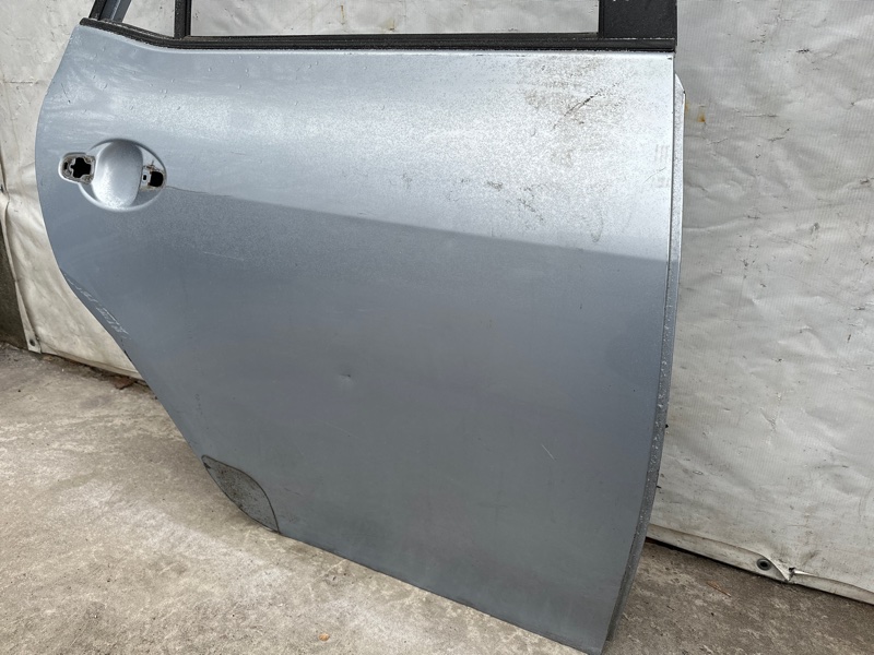 Дверь задняя правая AURIS 06-12