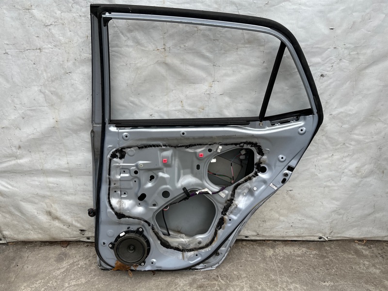 Дверь задняя правая AURIS 06-12