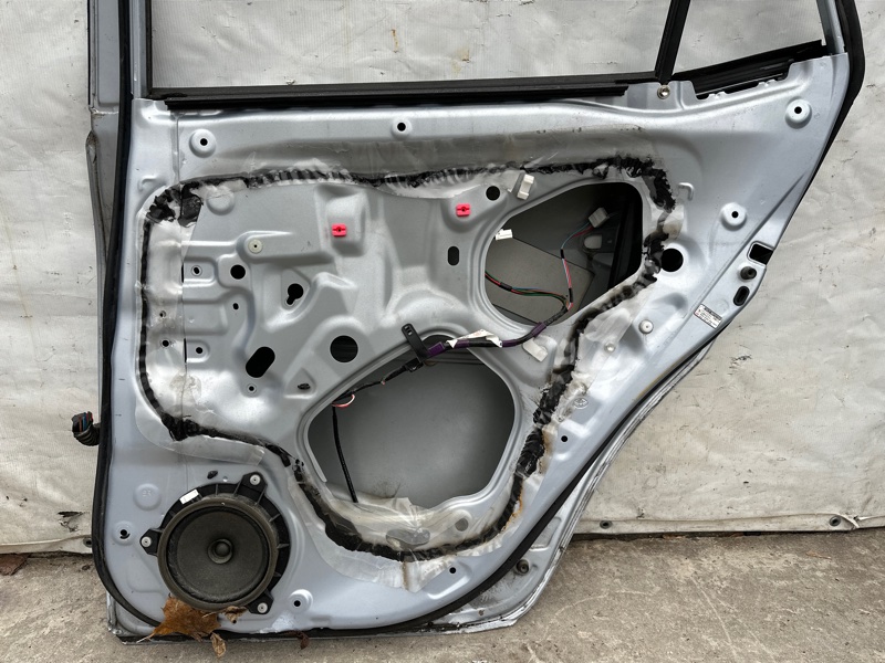 Дверь задняя правая AURIS 06-12