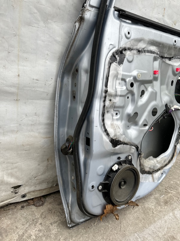 Дверь задняя правая AURIS 06-12