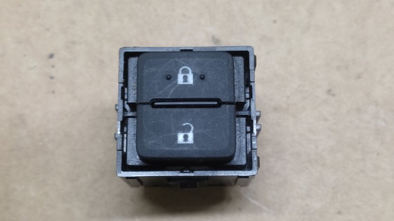 Запчасть кнопка центрального замка передняя правая TOYOTA CAMRY 55 14-17 2015 2.5 2ARFE 84930-0E160 Б/У Кнопка центрального замка передняя правая TOYOTA CAMRY 55 14-17 2015 2.5 2ARFE 84930-0E160 Б/У