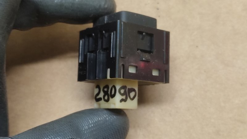 Кнопка центрального замка передняя правая TOYOTA CAMRY 55 14-17 2.5 2ARFE Кнопка центрального замка передняя правая TOYOTA CAMRY 55 14-17 2.5 2ARFE