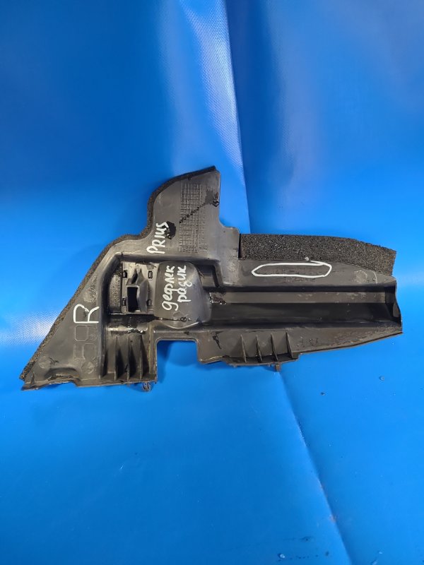 Дефлектор радиатора правый TOYOTA PRIUS - 30 09-17 53293-47020 Б/У