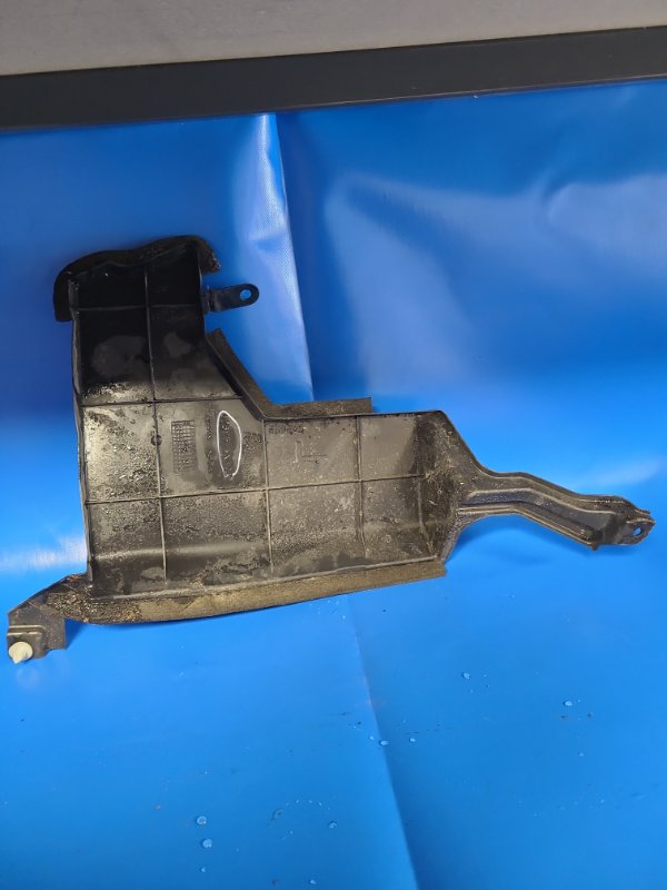 Дефлектор радиатора левый LEAF 10-17