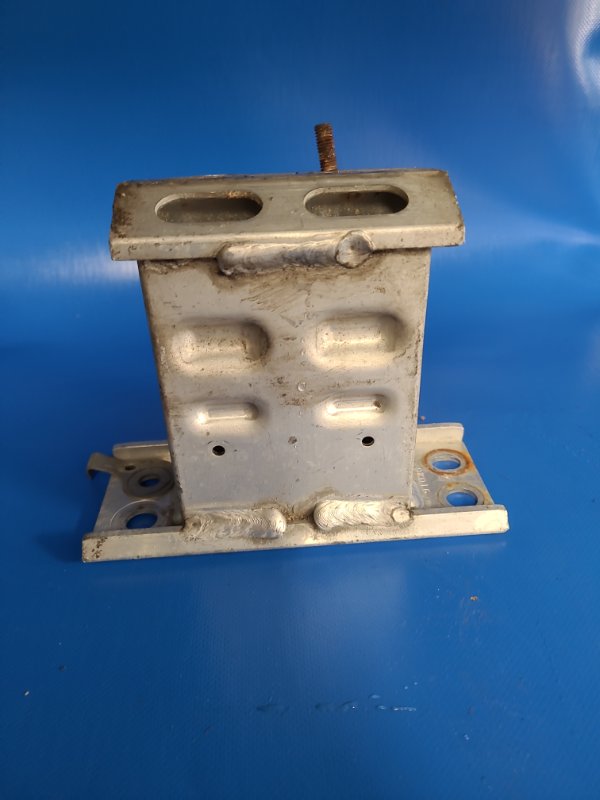 Кронштейн усилителя переднего бампера передний левый PRIUS - 30 09-17