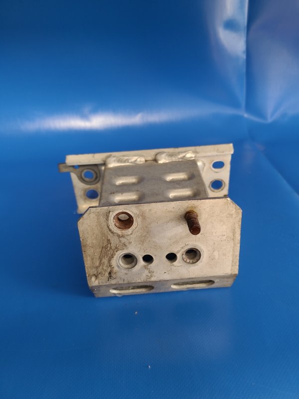 Кронштейн усилителя переднего бампера передний левый TOYOTA PRIUS - 30 09-17 Кронштейн усилителя переднего бампера передний левый TOYOTA PRIUS - 30 09-17