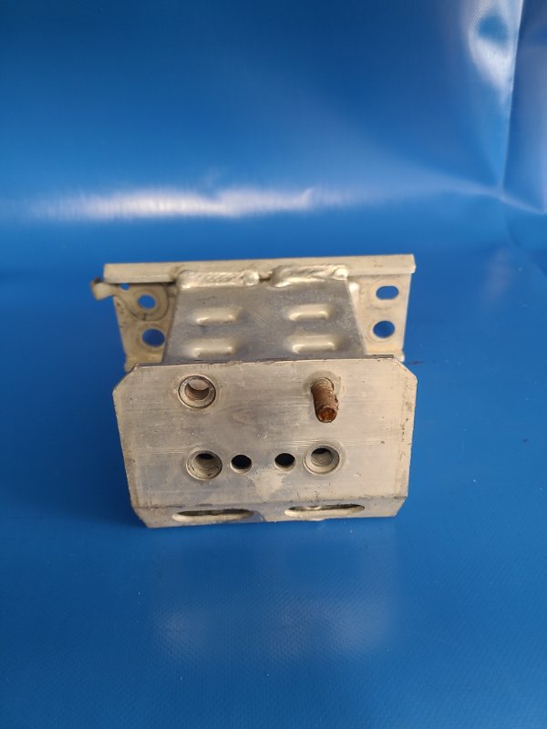 Кронштейн усилителя переднего бампера передний левый TOYOTA PRIUS - 30 09-17