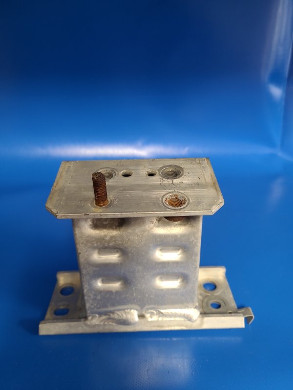 Кронштейн усилителя переднего бампера передний левый PRIUS - 30 09-17 Кронштейн усилителя переднего бампера передний левый PRIUS - 30 09-17