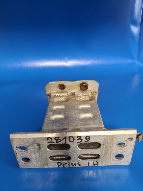 Кронштейн усилителя переднего бампера передний левый TOYOTA PRIUS - 30 09-17 57014-47040 Б/У