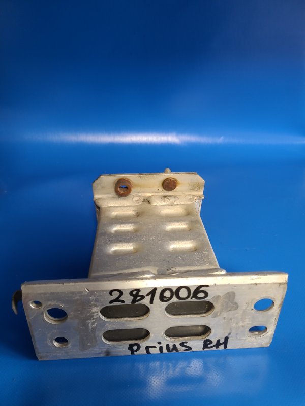 Кронштейн усилителя переднего бампера передний правый TOYOTA PRIUS - 30 09-17 57013-47040 Б/У