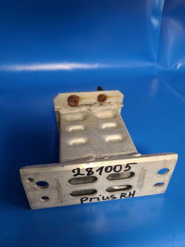 Запчасть кронштейн усилителя переднего бампера передний правый TOYOTA PRIUS - 30 09-17 57013-47040 Б/У Кронштейн усилителя переднего бампера передний правый TOYOTA PRIUS - 30 09-17 57013-47040 Б/У