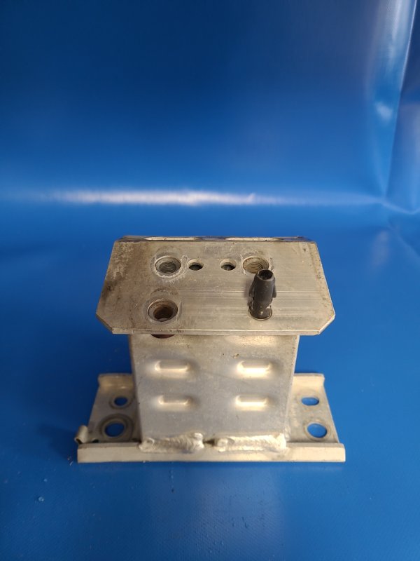 Кронштейн усилителя переднего бампера передний правый PRIUS - 30 09-17 Кронштейн усилителя переднего бампера передний правый PRIUS - 30 09-17