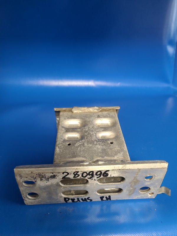 Кронштейн усилителя переднего бампера передний правый TOYOTA PRIUS - 30 09-17 57013-47040 Б/У