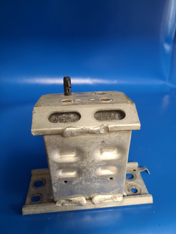 Кронштейн усилителя переднего бампера передний правый PRIUS - 30 09-17