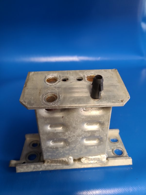 Кронштейн усилителя переднего бампера передний правый PRIUS - 30 09-17