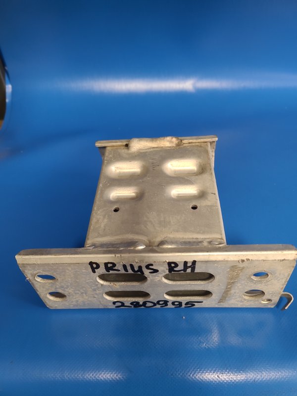 Запчасть кронштейн усилителя переднего бампера передний правый TOYOTA PRIUS - 30 09-17 57013-47040 Б/У Кронштейн усилителя переднего бампера передний правый TOYOTA PRIUS - 30 09-17 57013-47040 Б/У