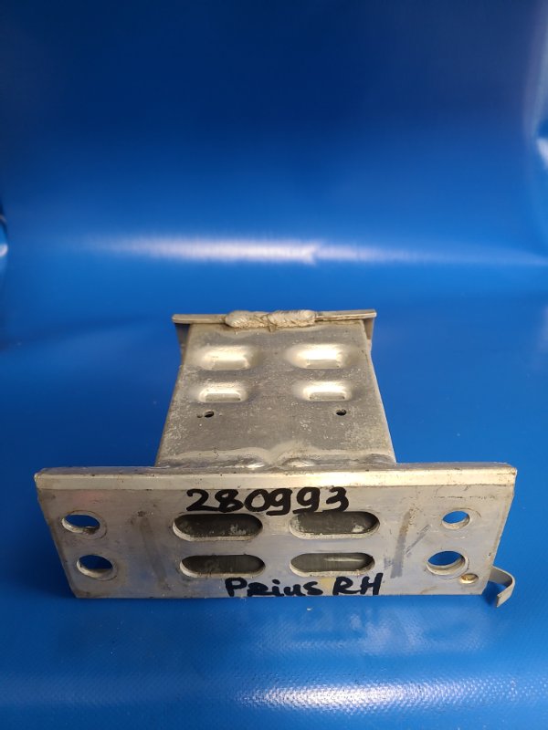 Кронштейн усилителя переднего бампера передний правый TOYOTA PRIUS - 30 09-17 57013-47040 Б/У