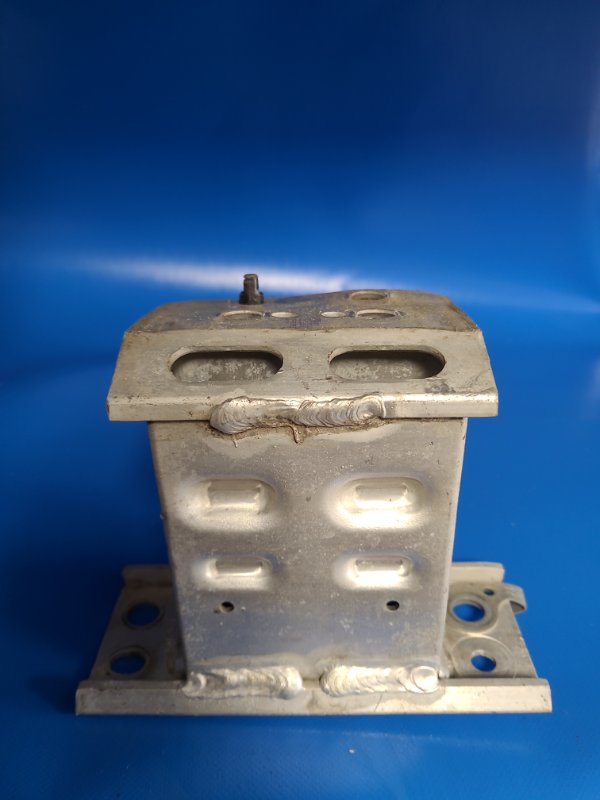 Кронштейн усилителя переднего бампера передний правый PRIUS - 30 09-17