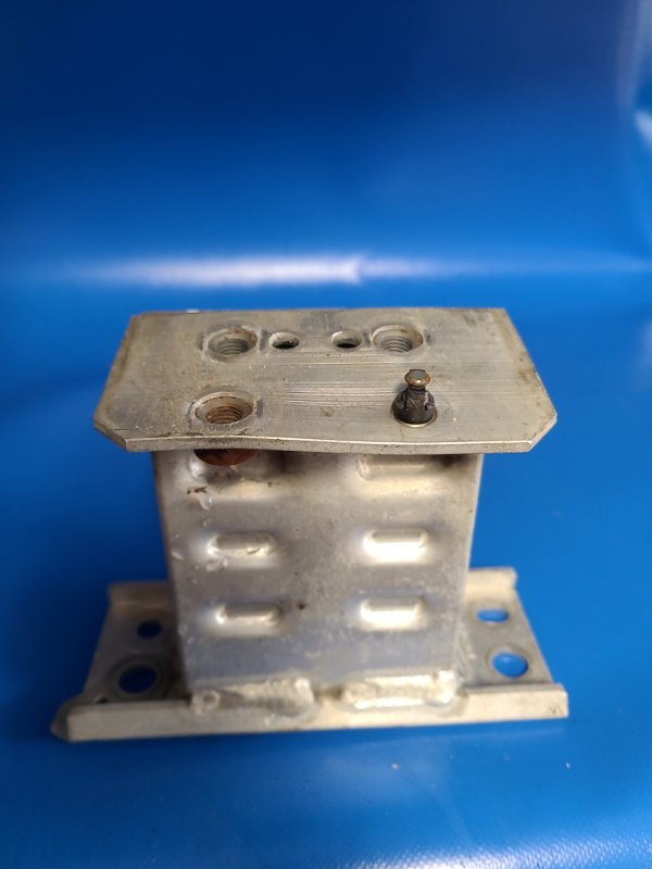 Кронштейн усилителя переднего бампера передний правый PRIUS - 30 09-17