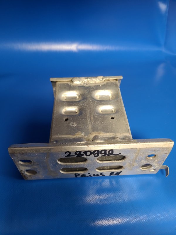 Кронштейн усилителя переднего бампера передний правый TOYOTA PRIUS - 30 09-17 57013-47040 Б/У