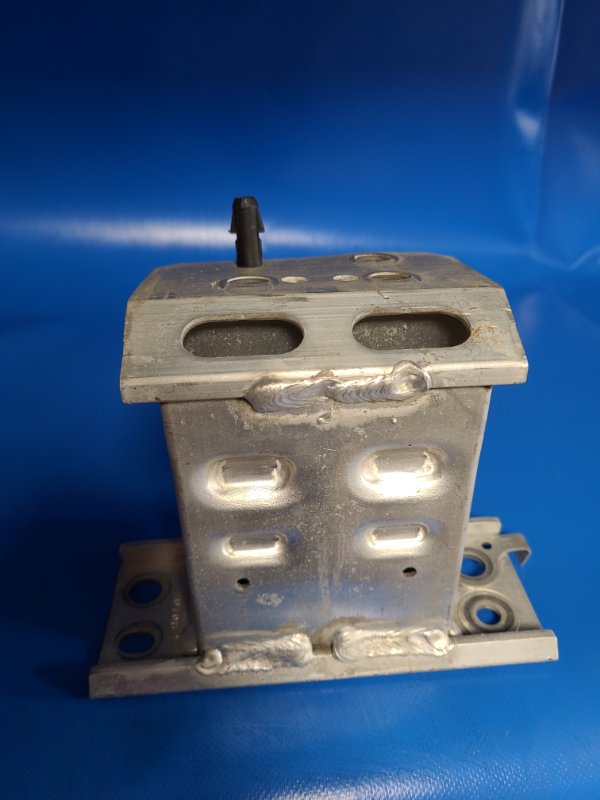 Кронштейн усилителя переднего бампера передний правый PRIUS - 30 09-17