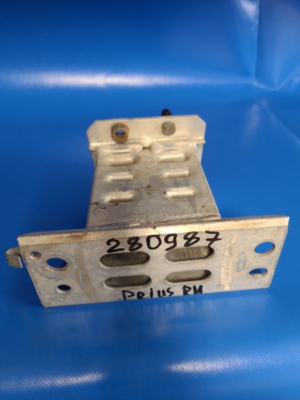Кронштейн усилителя переднего бампера передний правый TOYOTA PRIUS - 30 09-17 57013-47040 Б/У