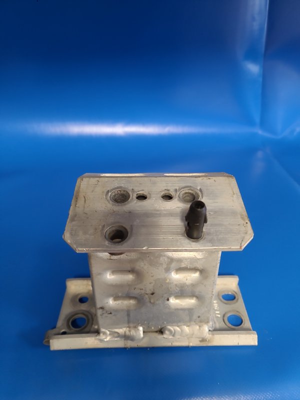 Кронштейн усилителя переднего бампера передний правый PRIUS - 30 09-17