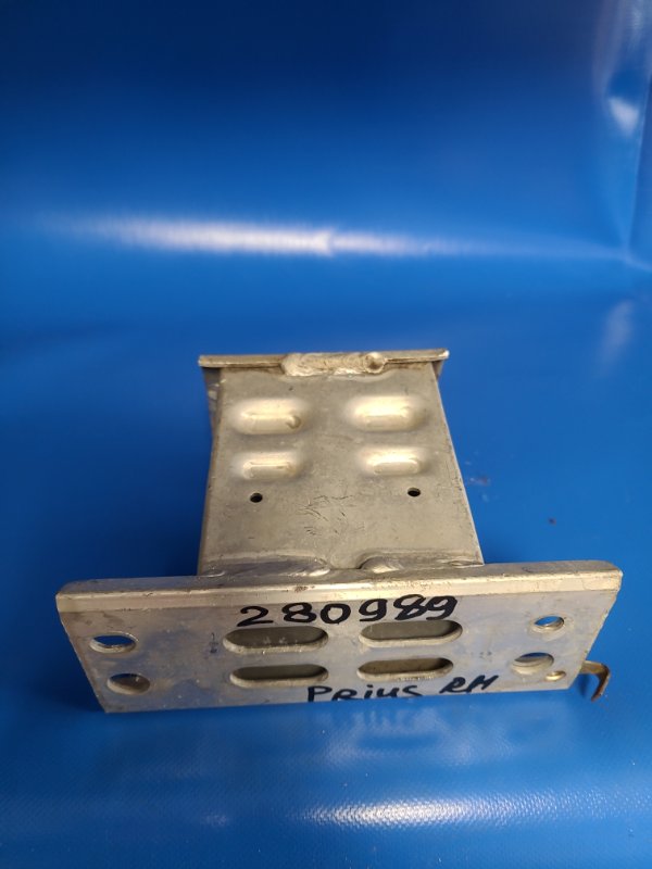 Кронштейн усилителя переднего бампера передний правый TOYOTA PRIUS - 30 09-17 57013-47040 Б/У