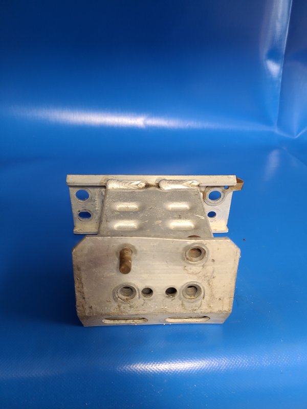 Кронштейн усилителя переднего бампера передний правый TOYOTA PRIUS - 30 09-17