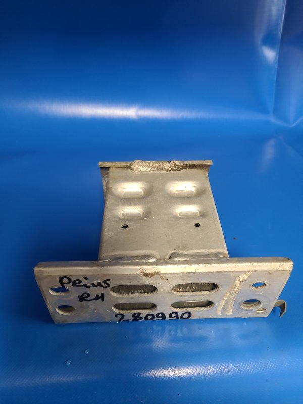 Кронштейн усилителя переднего бампера передний правый TOYOTA PRIUS - 30 09-17 57013-47040 Б/У