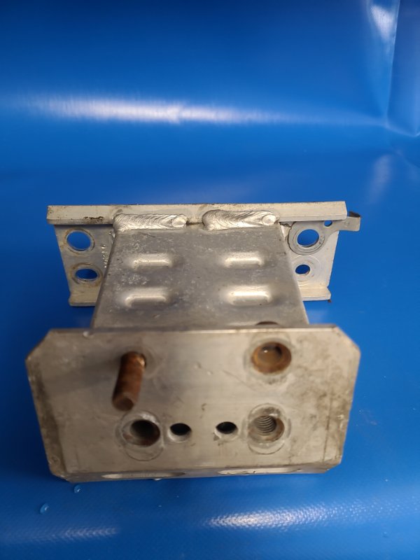 Кронштейн усилителя переднего бампера передний правый TOYOTA PRIUS - 30 09-17